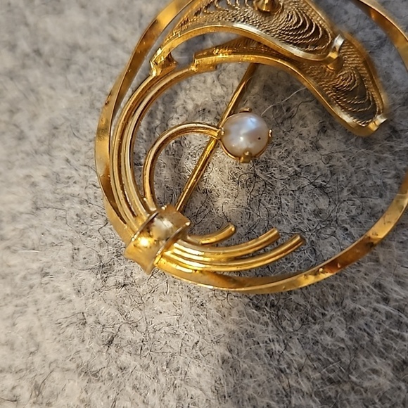 WINARD 12K GF Faux Pearl on Gold Filled 1 3/8"Dia. Brooch - Picture 3 of 6